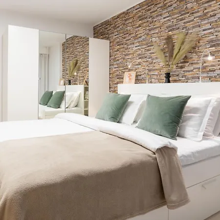 Scenic With Boulevard Views Διαμέρισμα *