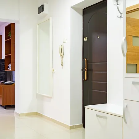 Scenic With Boulevard Views Apartment