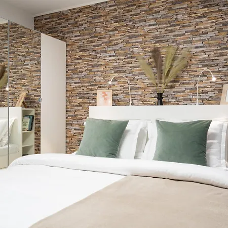 Апартаменти Scenic With Boulevard Views *