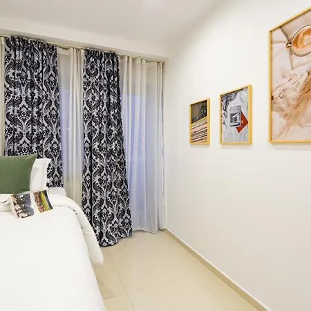 Scenic With Boulevard Views Appartement Boekarest